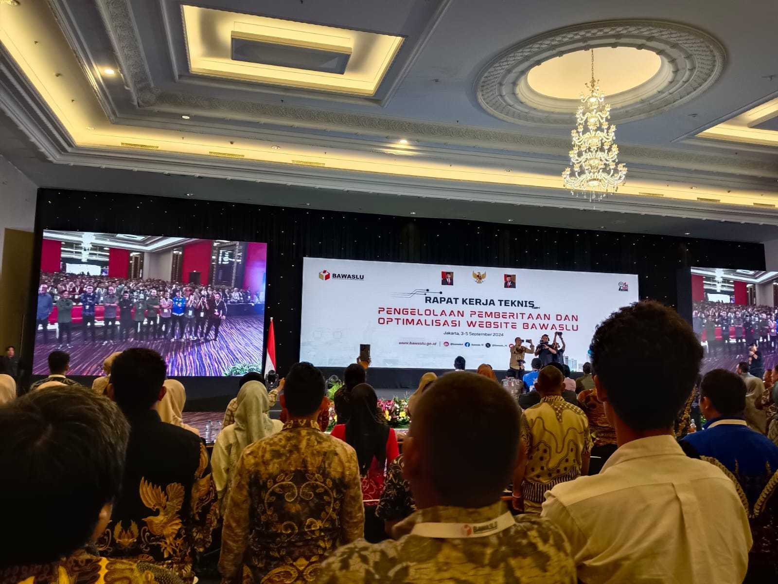 Foto bersama Deputi bidang administrasi Bawaslu Republik Indonesia, Bapak Ferdinan Eskol Tiar Sirait