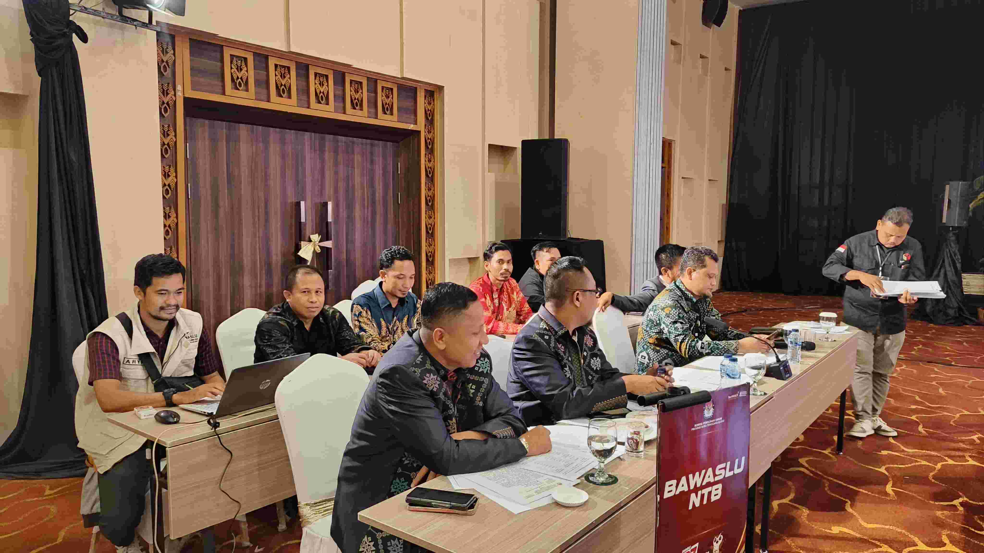 Ketua dan Anggota Bawaslu Lotim Hadiri Rapat Pleno Rekapitulasi Pemilihan Provinsi NTB