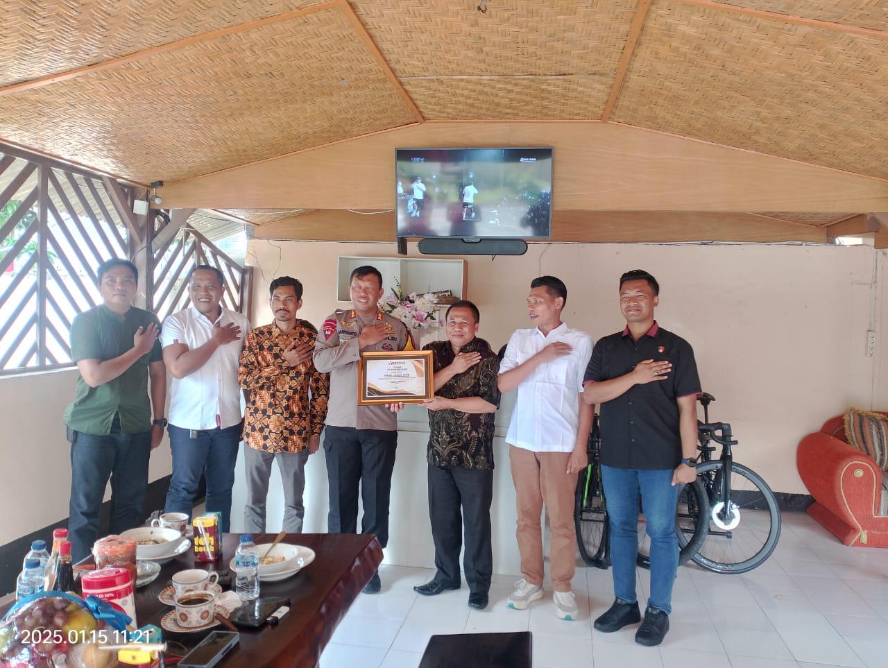 Penyerahan Piagam Penghargaan Bawaslu Untuk Polres Lotim