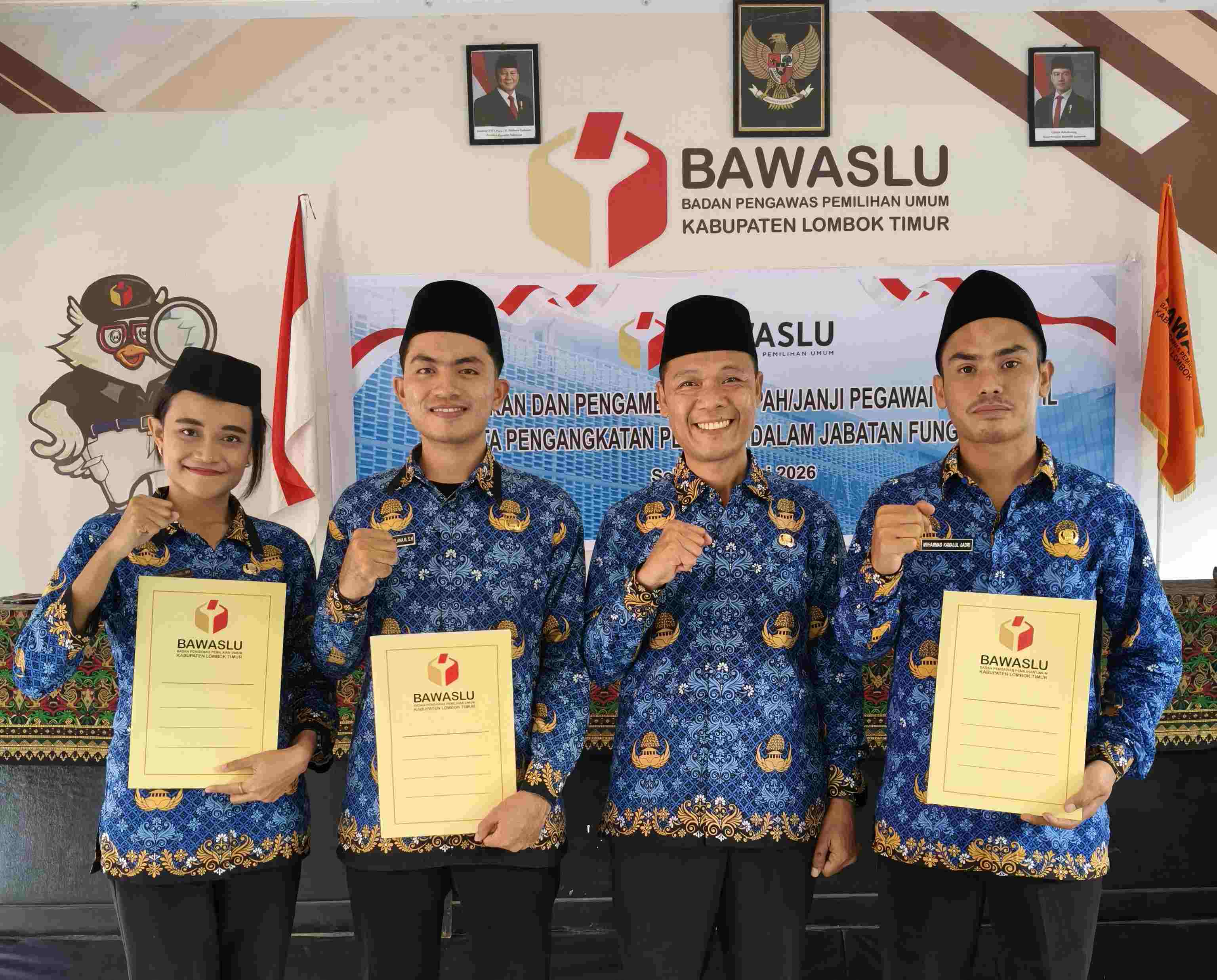 Penyerahan SK oleh Kasek Lotim