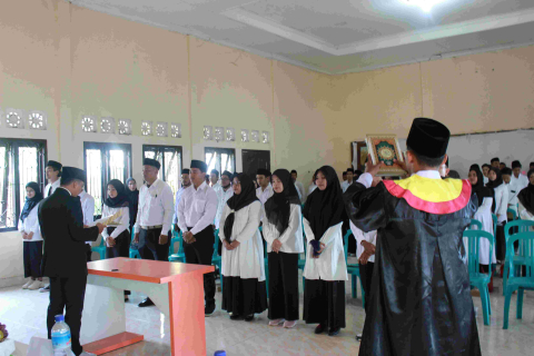 Foto Pengambilan Sumpah/Janji Pengawas TPS di Kecamatan Lenek