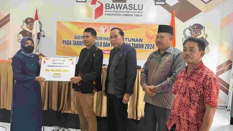 Penyerahan Santunan oleh Kasmayadi selaku Kordiv SDMO dan Diklat Bawaslu Lotim