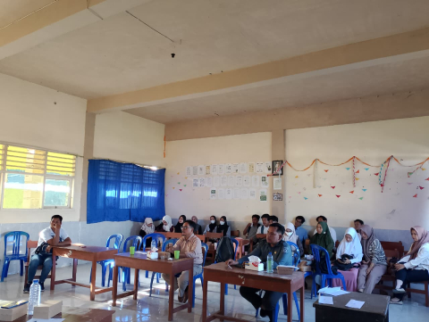Anggota Bawaslu Lotim sebagai panelis dalam Debat Calon DEMA