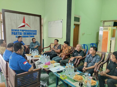 Anggota Bawaslu Lotim dan Pengurus DPC Partai Demokrat sedang berdiskusi
