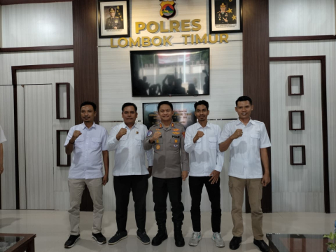 foto bersama Anggota Bawaslu Lotim dan Kapolres Lotim