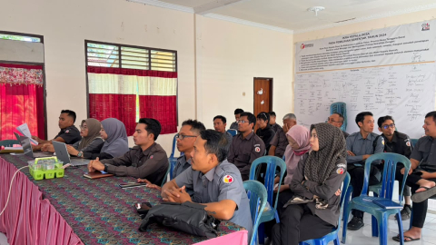 staf peserta rapat 