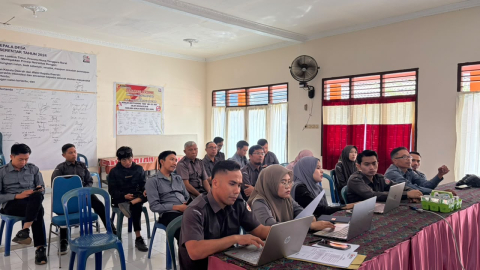 Staf Sekretariat Mengikuti Rapat Internal
