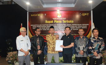 Kordiv Pencegahan, Parmas dan Humas Menerima BA Pleno Jumlah Pemilih