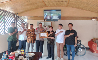 Penyerahan Piagam Penghargaan Bawaslu Untuk Polres Lotim