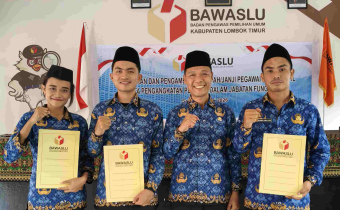 Penyerahan SK oleh Kasek Lotim